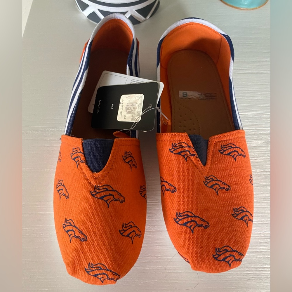 NWT DENVER BRONCOS NFL WOMENS STRIPE CANVAS SHOES Forever Collectible Small New